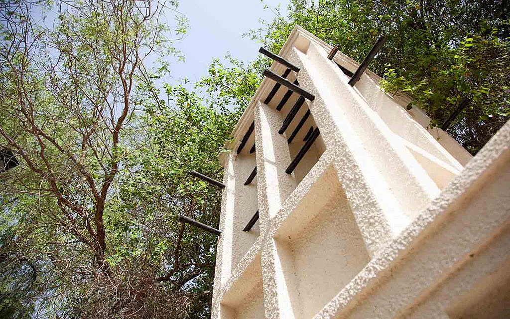 بناء محاط بالأشجار في شروق مردف