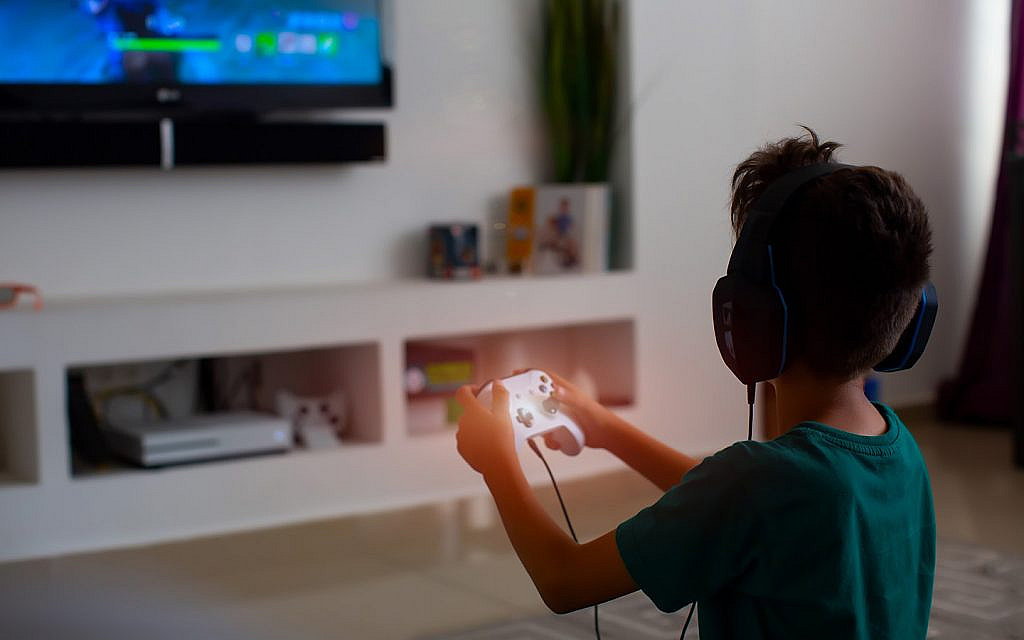 طفل يلعب بألعاب إلكترونية  