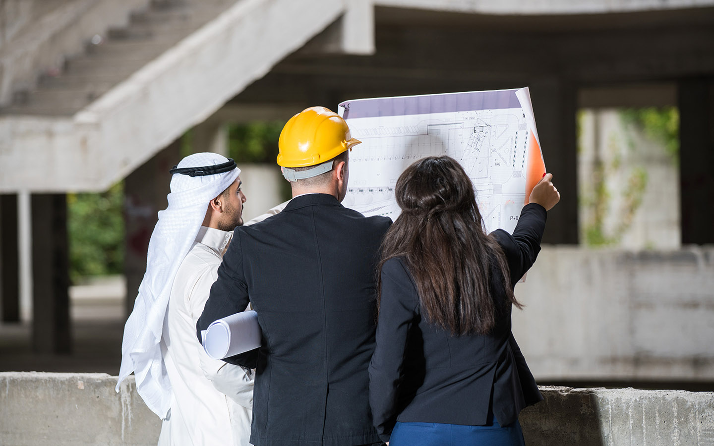 مواطن إماراتي يتلقى استشارات عقارية