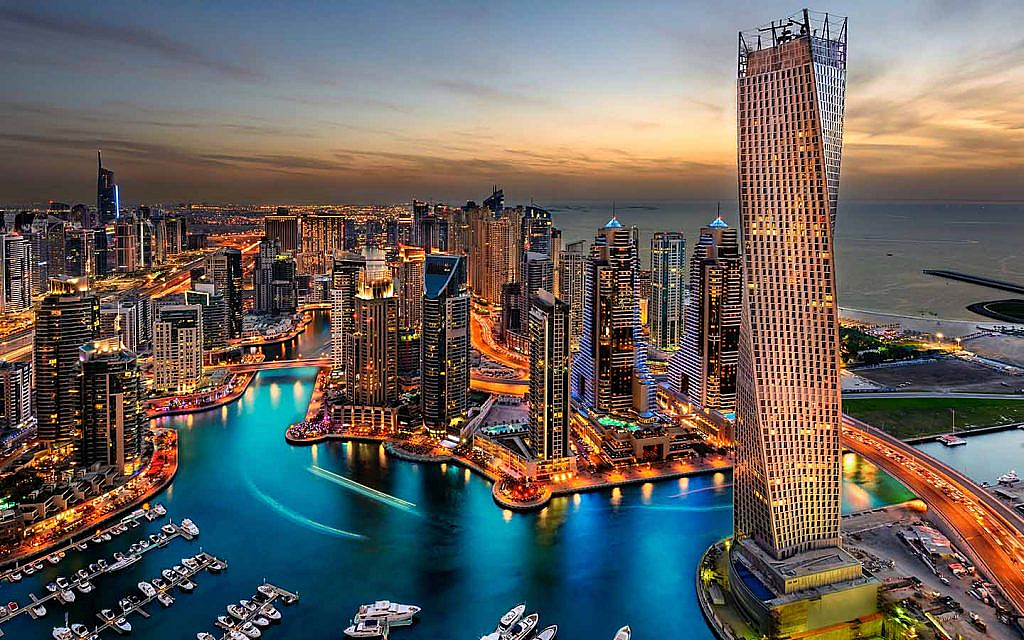 ابراج منطقة دبي مارينا في المساء