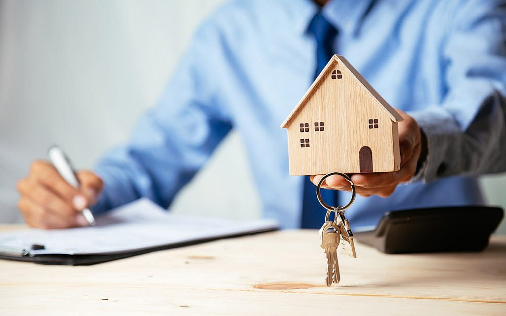 a home key and making a list of pros and cons of buying or renting in Dubai