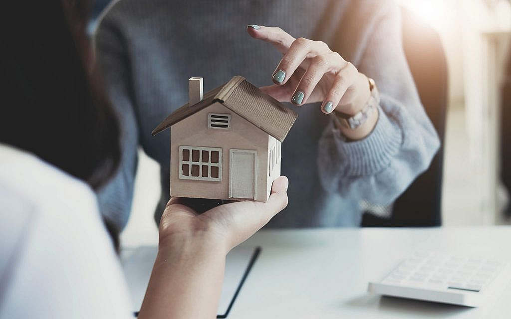 سيدة تسجل العقار في عجمان