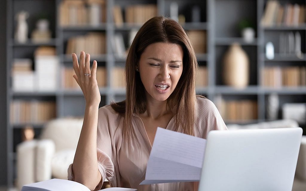 سيدة تقرأ عقد الإيجار