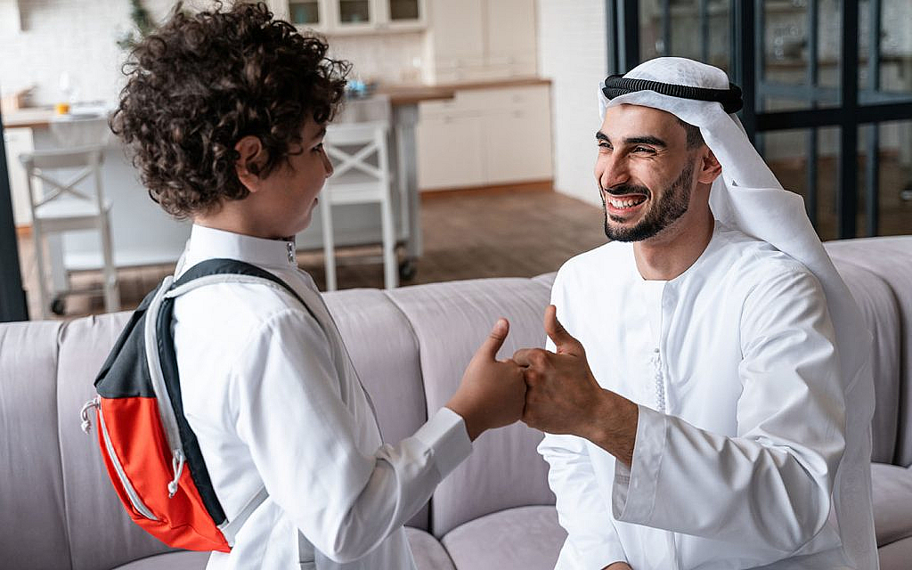 رجل يبستم لطفل في المنزل