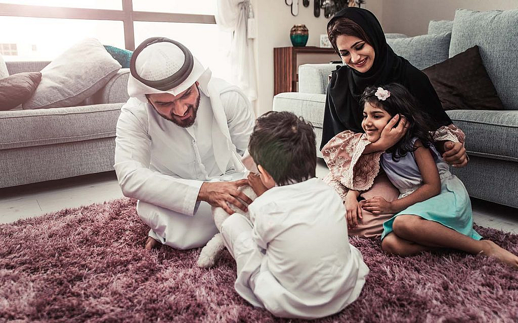 عائلة في منزل يستخدم نظام حصنتك