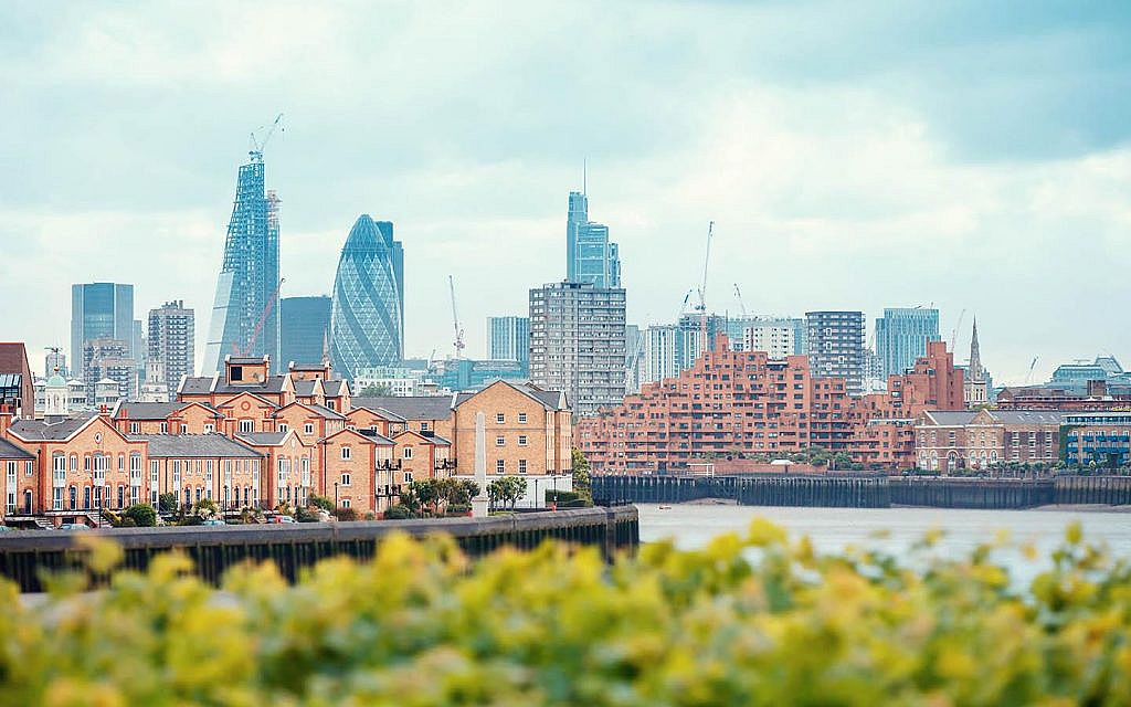 مباني سكنية وعقارات قيد الإنشاء