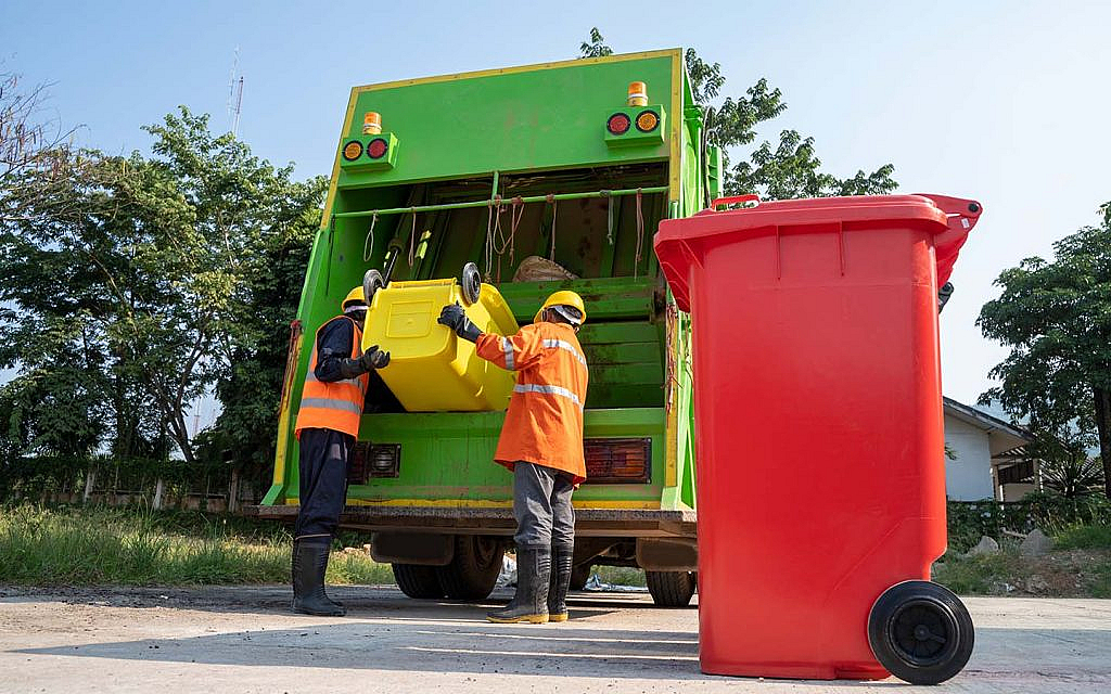 garbage and scrap can affect the aesthetics of a place, therefore, hire a disposal service to get rid of them