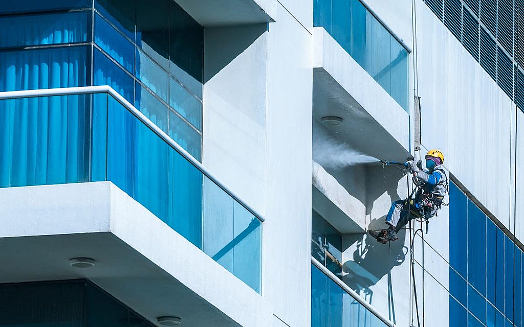 There are various professionals with expertise for window cleaning in dubai