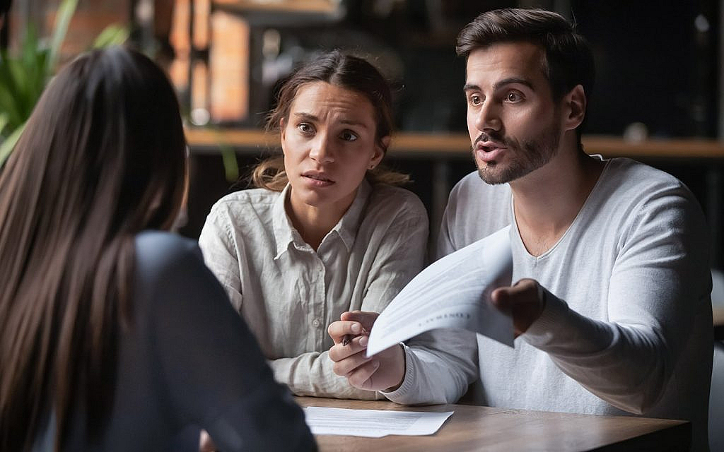 اشخاص يتناقشون حول عقد الإيجار