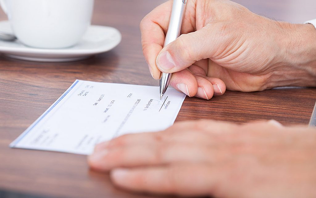 شخص يكتب شيك