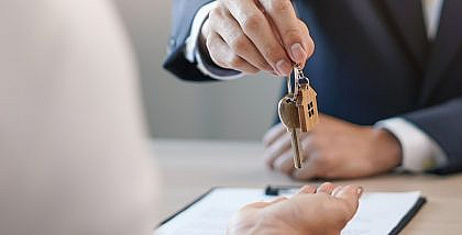 شخص يمسك مفتاح منزل