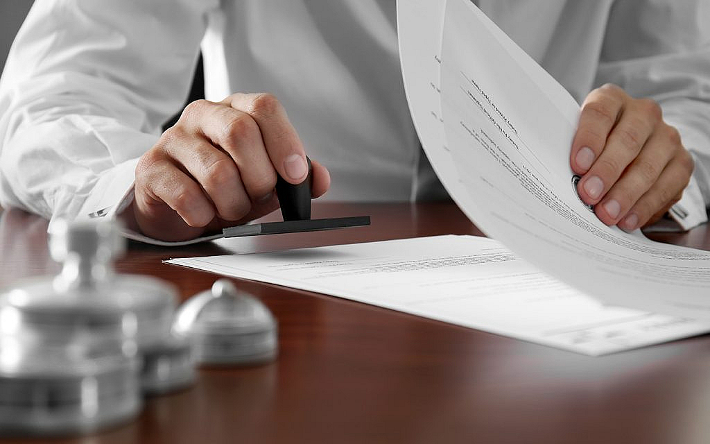 شخص يختم على طلب تقديم طلب تثبيت ملكية قديمة