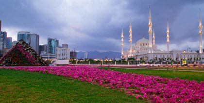 مسجد وحديقة ومبانٍ في الفجيرة