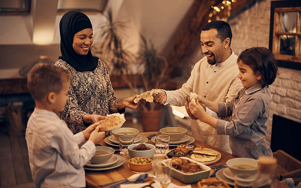 عائلة تحضر مأكولات العيد