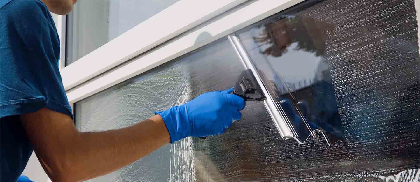 شخص ينظف زجاج