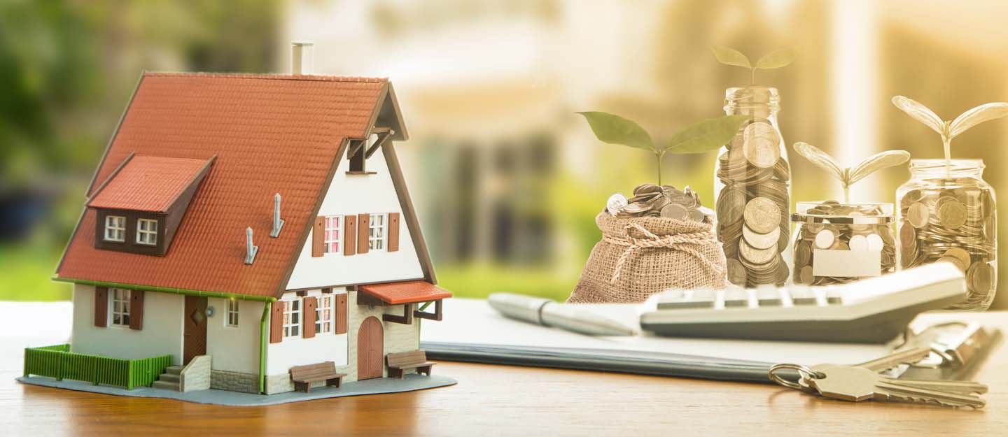 مجسم منزل وعملات معدنية ومفتاح وآلة حاسبة