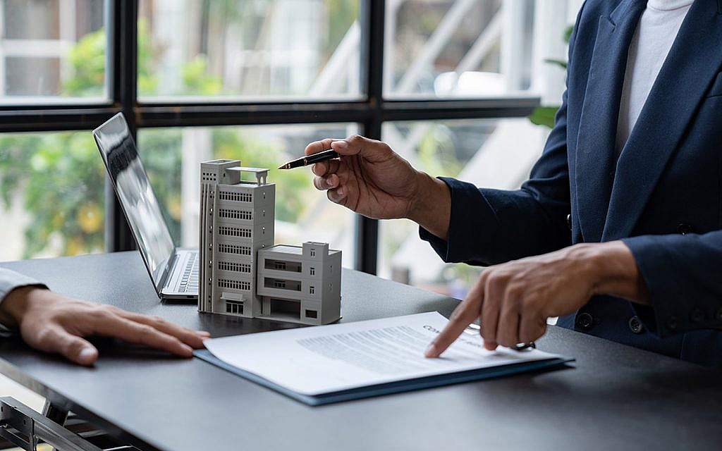 وكيل عقاري يشرح لمستثمر 