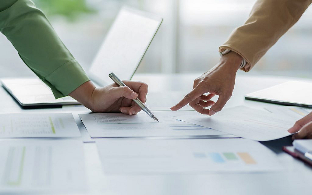 أوراق قانونية ولابتوب 