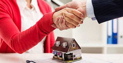 اتفاق بين طرفين ومجسم منزل