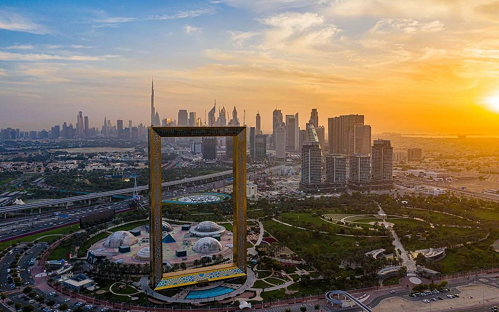 برواز دبي من الخارج