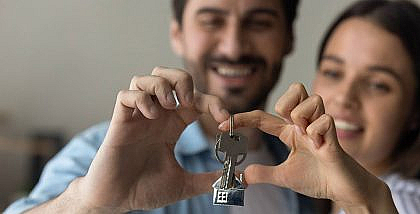 عائلة تمسك بمفتاح منزل