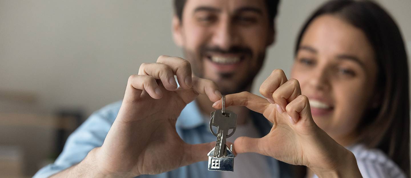 عائلة تمسك بمفتاح منزل