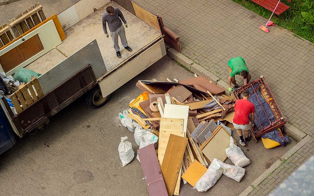 عمال يزيلون خرداوات وقمامة
