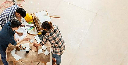 أشخاص يخططون معاً