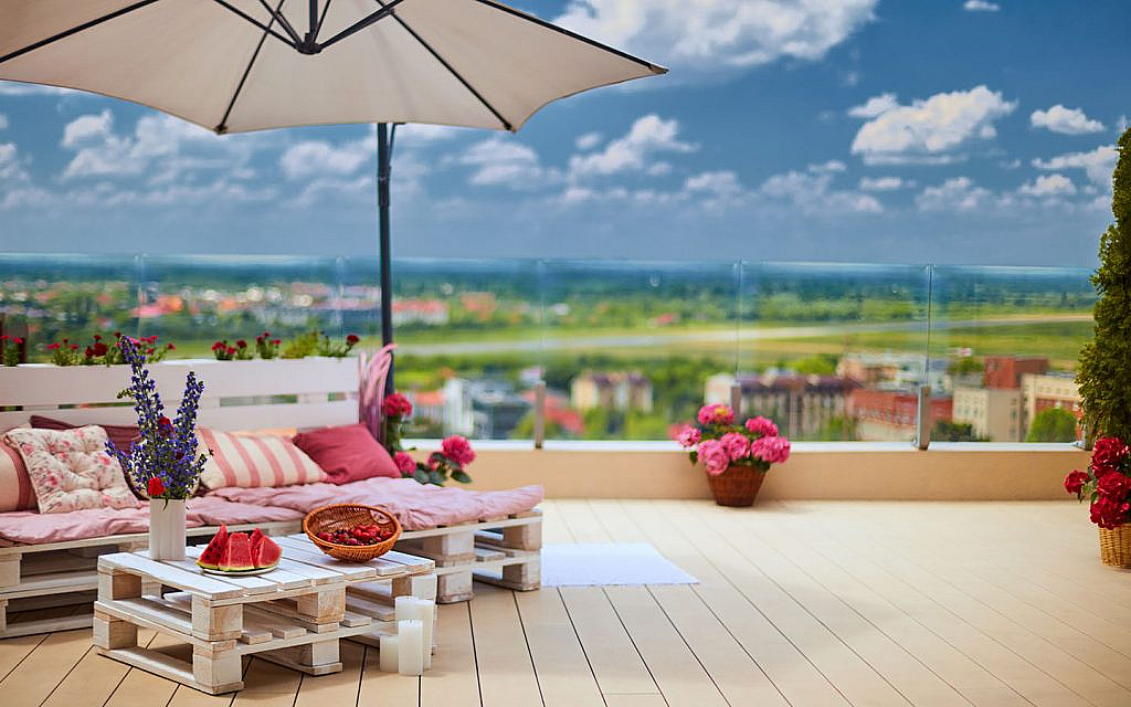 adding a stylish umbrella is another tip among the various balcony décor ideas for apartments