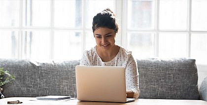 سيدة تستخدم جهاز الحاسوب
