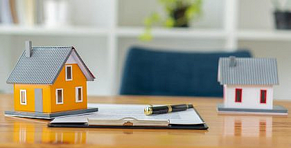 مجسم لمنزلين مع ورقة وقلم