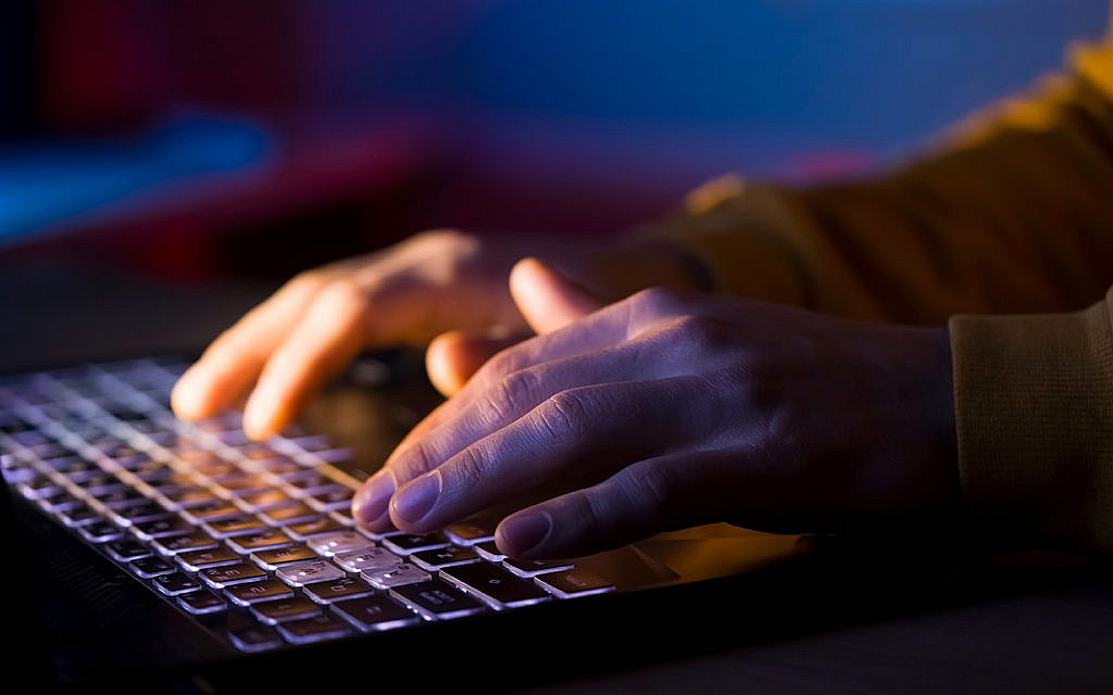 شخص يستخدم الكومبيوتر لللحصول على خارطة