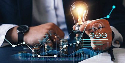 شخص يحمل مصباحاً فوق نقود معدنية