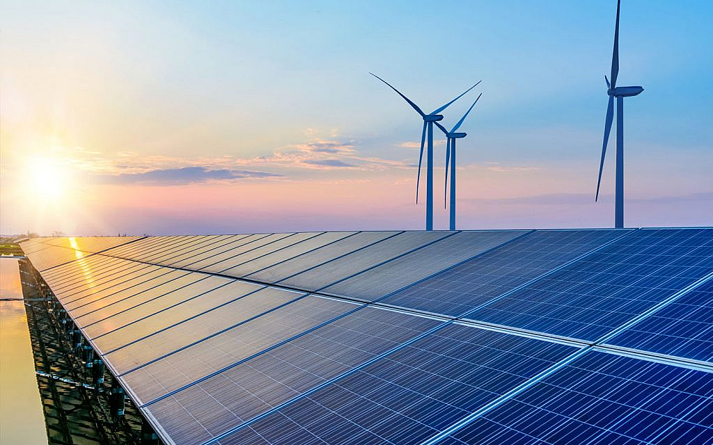 ألواح شمسية ومراوح لتوليد الكهرباء