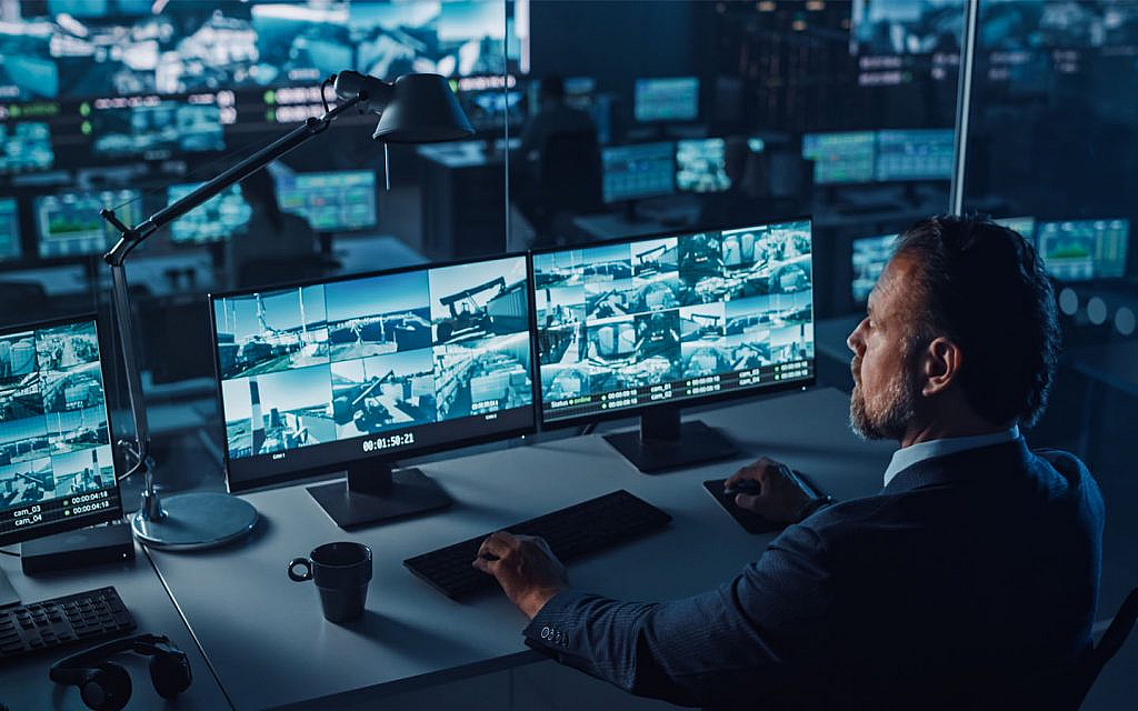 شخص يراقب بواسطة كاميرات مراقبة
