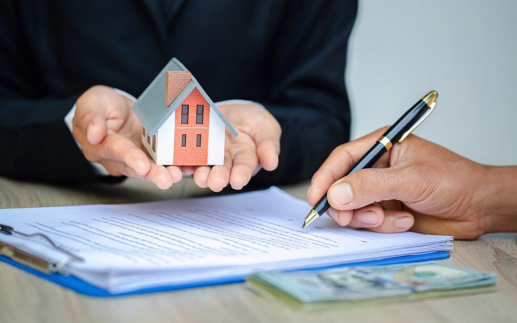 شخص يوقع عقد 