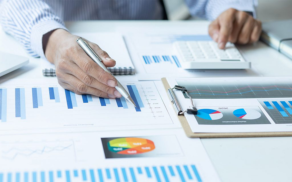 آلة حاسبة وأوراق ودفتر