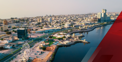بنايات مطلة على البحر في رأس الخيمة