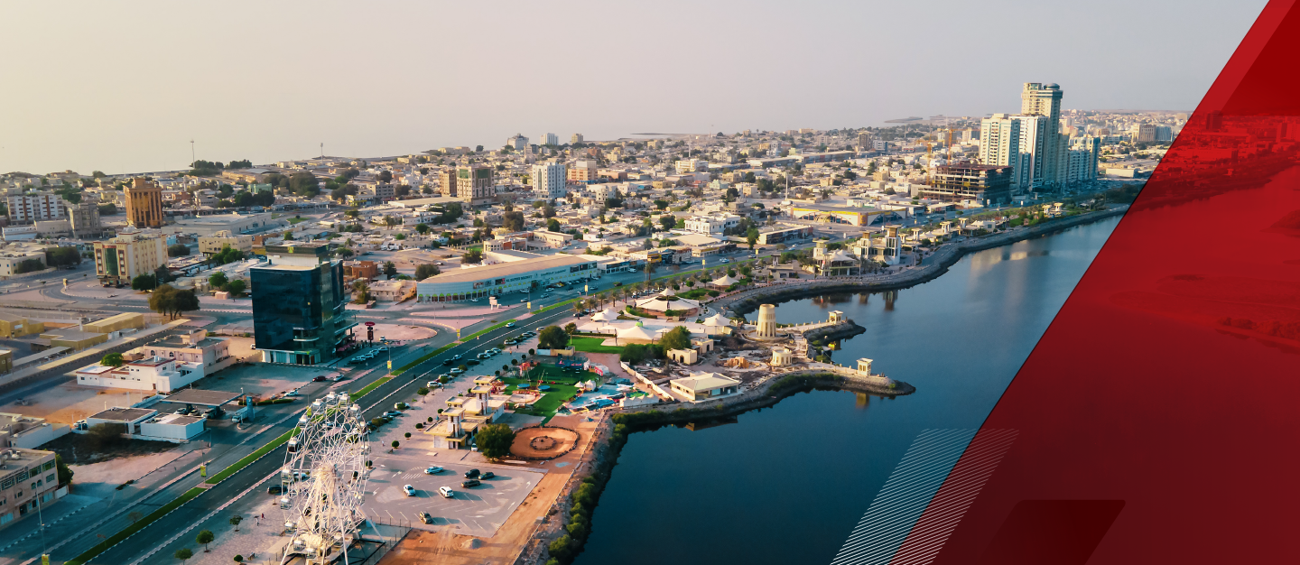 بنايات مطلة على البحر في رأس الخيمة