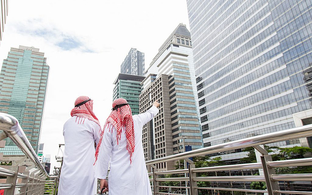 رجلان في منطقة سكنية
