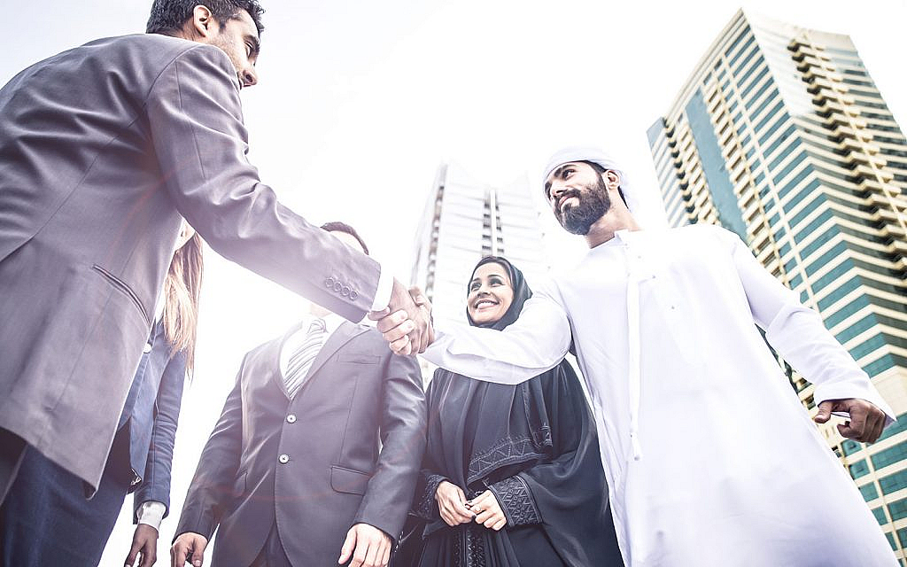 أشخاص يتفقون في منطقة سكنية