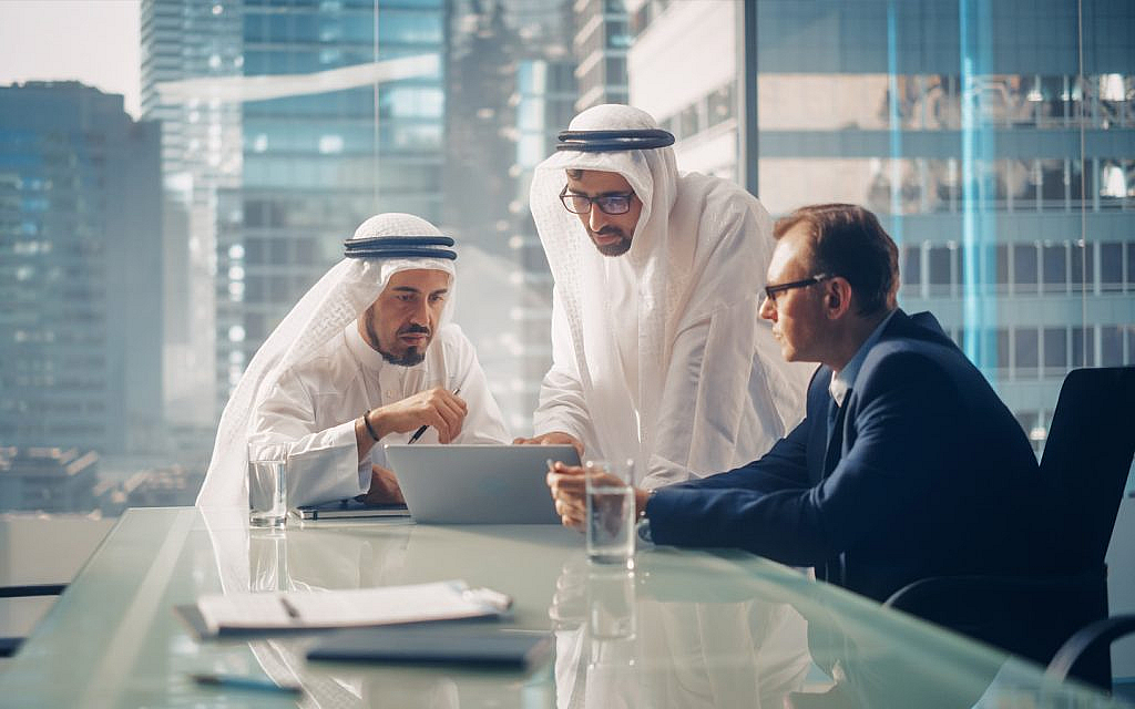 اجتماع بين 3 أشخاص