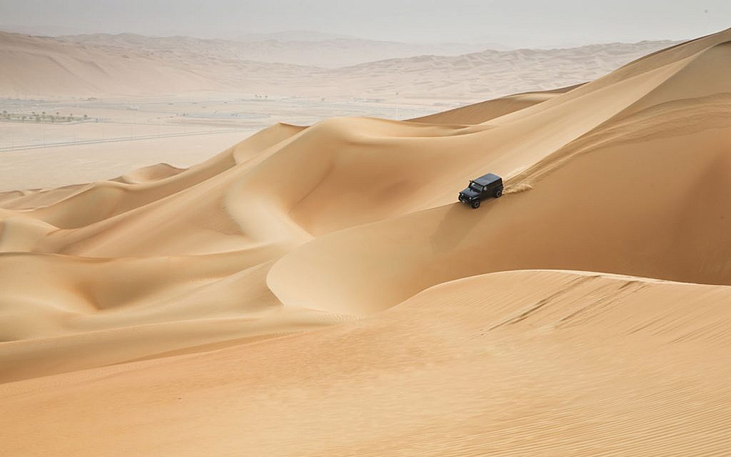 سيارة في صحراء الظفرة