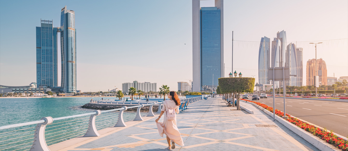 امرأة تتجول في إمارة أبوظبي
