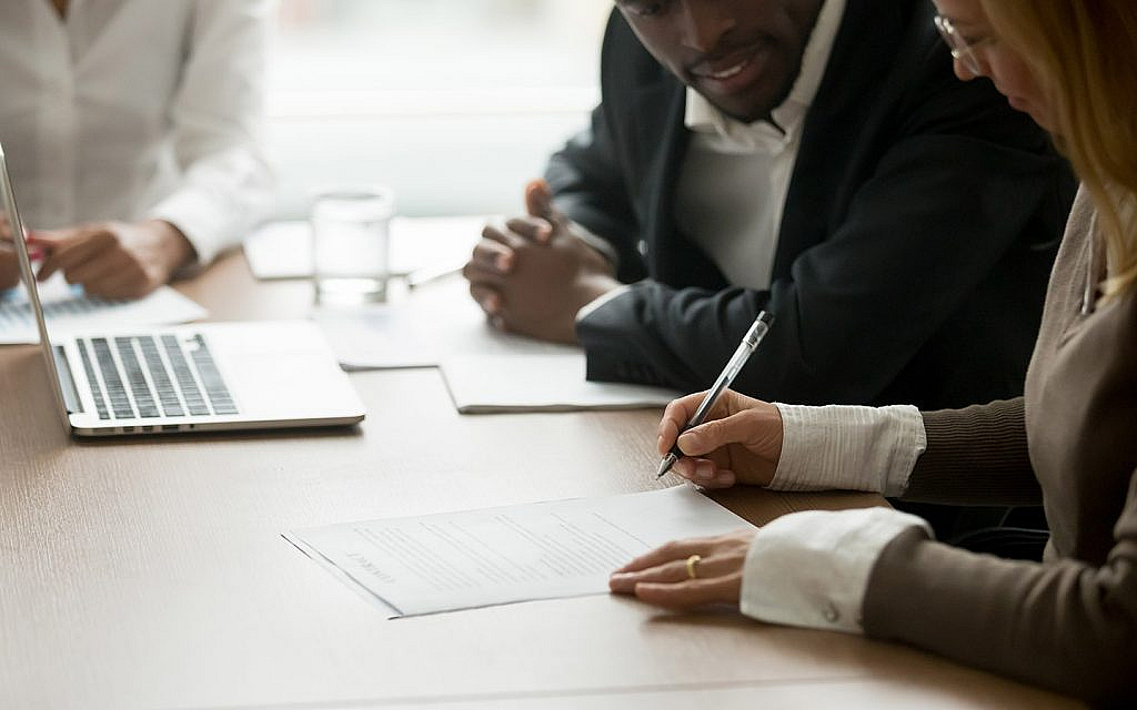 امرأة توقع على ورقة