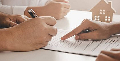 شخص يوقع على ورقة