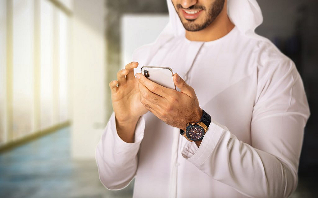 شخص يستخدم هاتفه النقال
