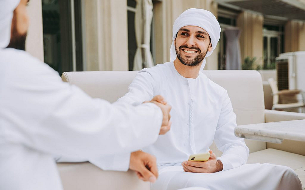 شخصان يتصافحان