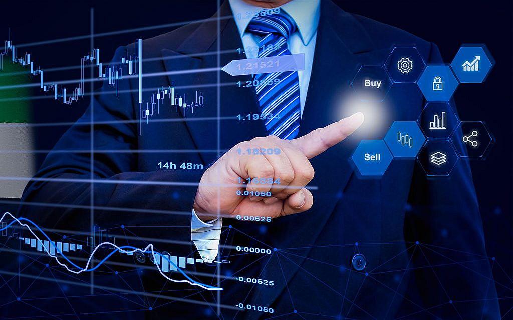 شخص يستخدم لوحة تكنولوجية