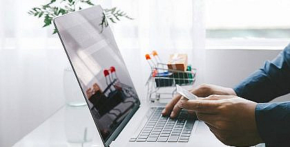 شخص يستخدم لابتوب